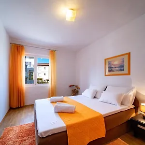 Apartman Lazaric, Lopar